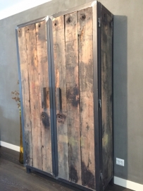kast stalen frame met eiken wagonplanken