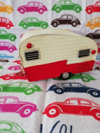 Auto met caravan rood