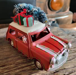 Vintage car mini red met Kerstboom