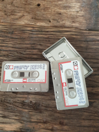 Cassette blikjes met rode rand