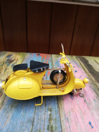 Scooter vintage metal geel