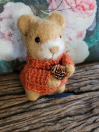 Muis met dennenappel