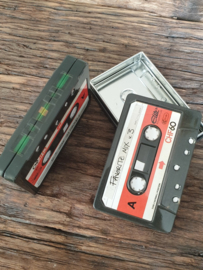 Cassette blikjes met rood blok