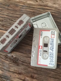 Cassette blikjes met rode rand