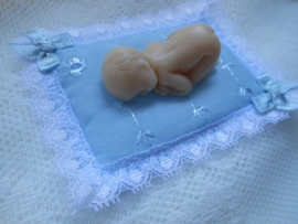 Baby op kussentje blauw