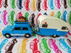 Auto met caravan blauw