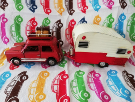 Auto met caravan rood