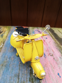 Scooter vintage metal geel