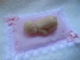 Baby op kussentje roze