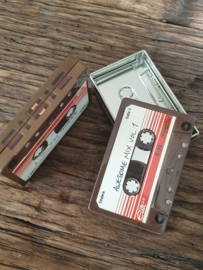 Cassette blikjes met rode streepjes