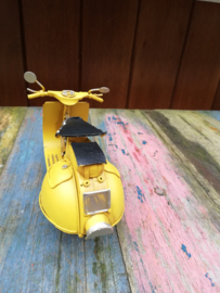 Scooter vintage metal geel