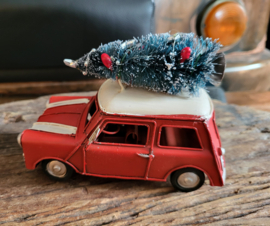 Vintage car mini red met Kerstboom