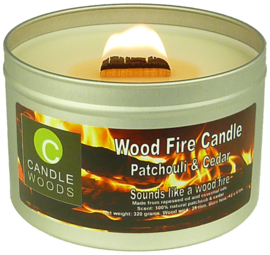 Candle Woods grote knetterende houtvuur geur kaars Patchouli & Cedar in blik met deksel en houtlont. Patchouli-Ceder geur.