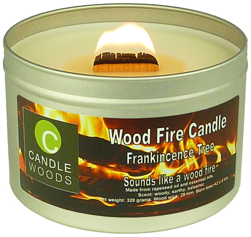Candle Woods grote knetterende houtvuur geur kaars Frankincence Tree in blik met deksel en houtlont. Wierook geur.