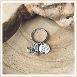 Sleutelhanger | Bokshandschoenen+Bedel “never never give up”