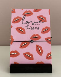 Sieradenkaart”Love and kisses” en armbandje met hartje