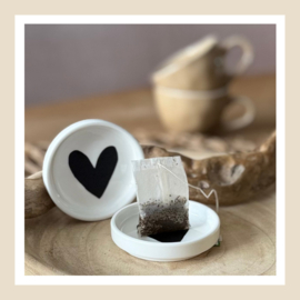 Theetip | Wit met zwart hartje