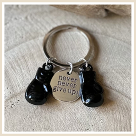 Sleutelhanger | Bokshandschoenen+Bedel “never never give up”