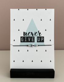 Sieradenkaart”Never give up” en armbandje met hartje