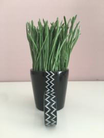 Masking tape zwart met bedrukking van witte zigzag.