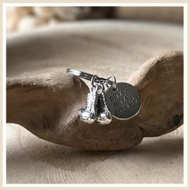 Sleutelhanger | Bokshandschoenen+Bedel “never never give up”