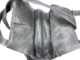 Rug- schoudertas 'The Triangle Bag' van Flores Lederwaren Antraciet