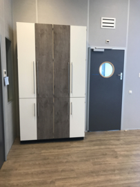 Colors kast met onder deuren