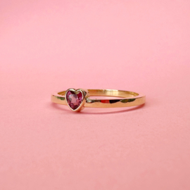 Hartjesring met roze of rode granaat