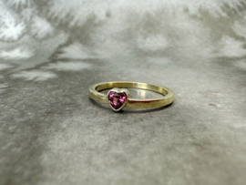 Hartjesring met roze of rode granaat