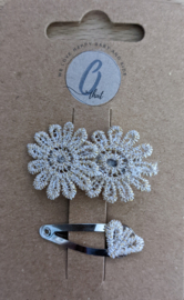 Babyhaarclipje broderie bloem en hart bruin