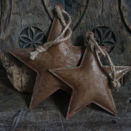 Metalen ster roest kleur aan jute M (H 12 cm)