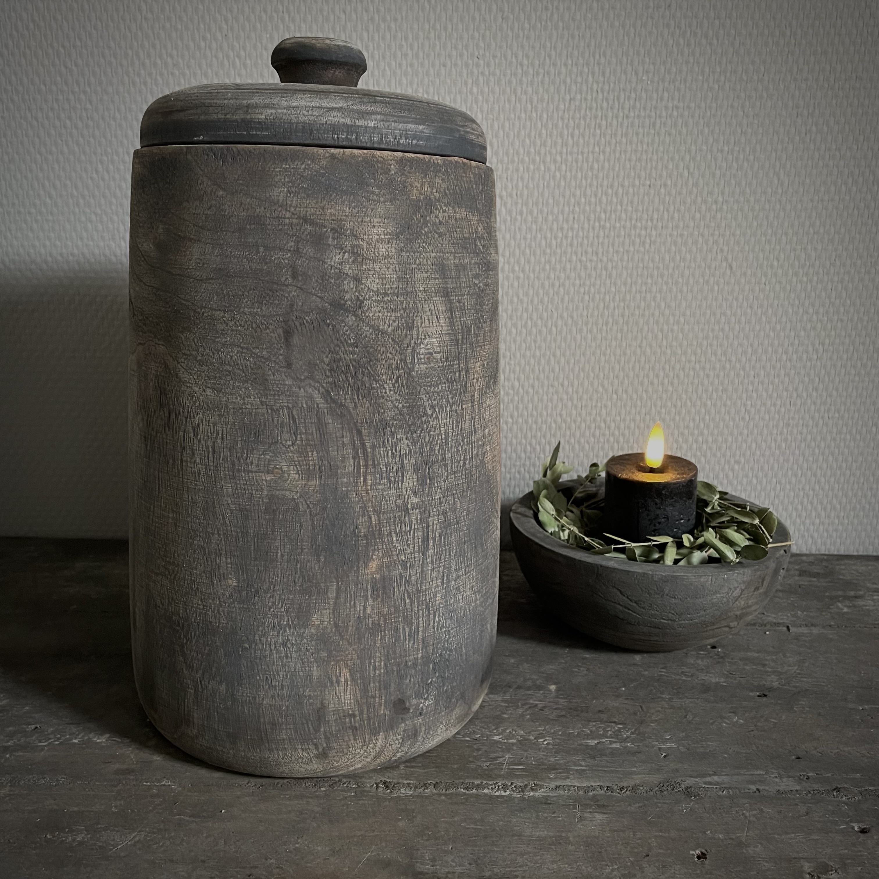 Vergrijsde houten pot (H 30 cm)