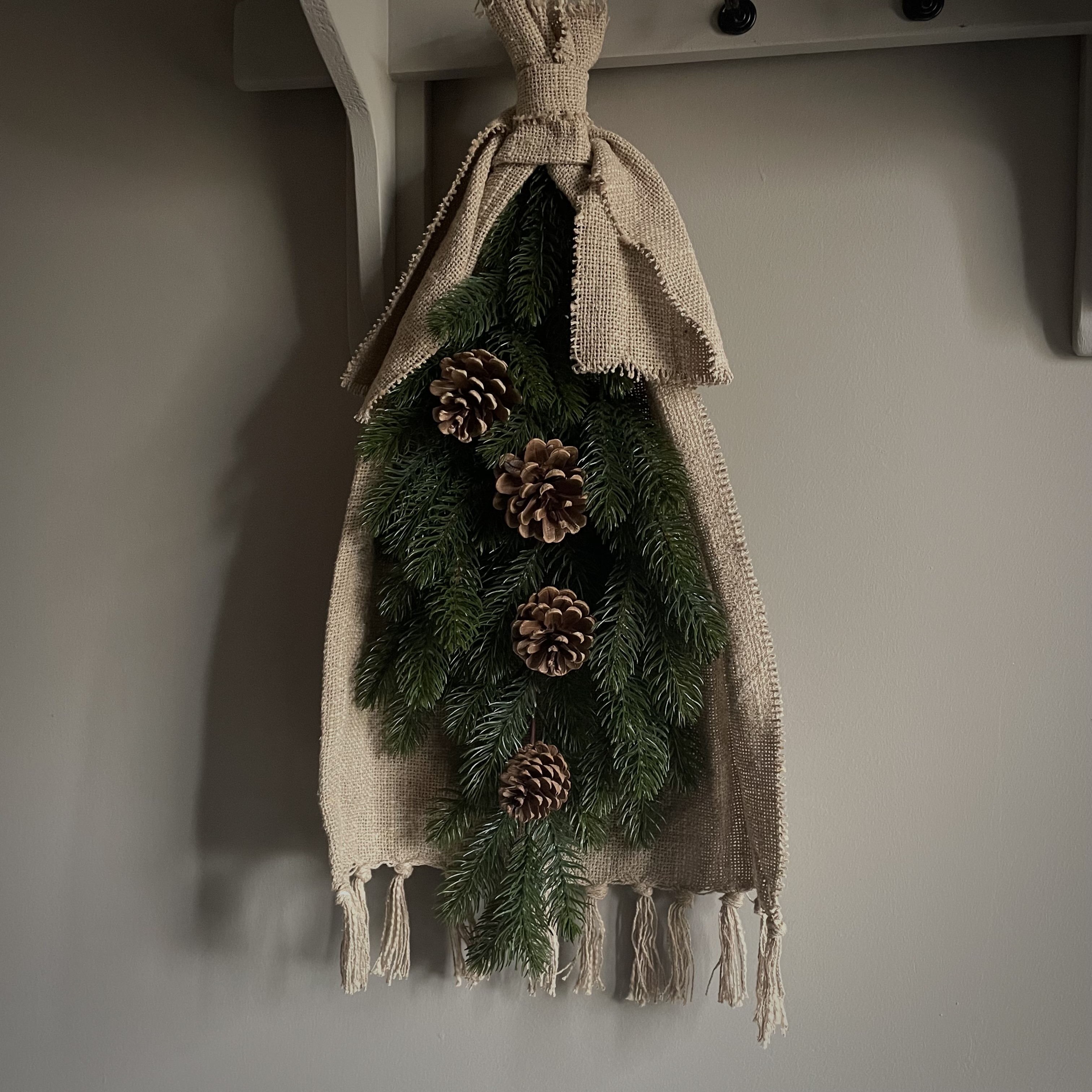 XL Toef 'kunst' met dennenappels en katoen (L 65 cm)