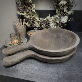 Vergrijsde houten schaal ( L 45,5 cm.)