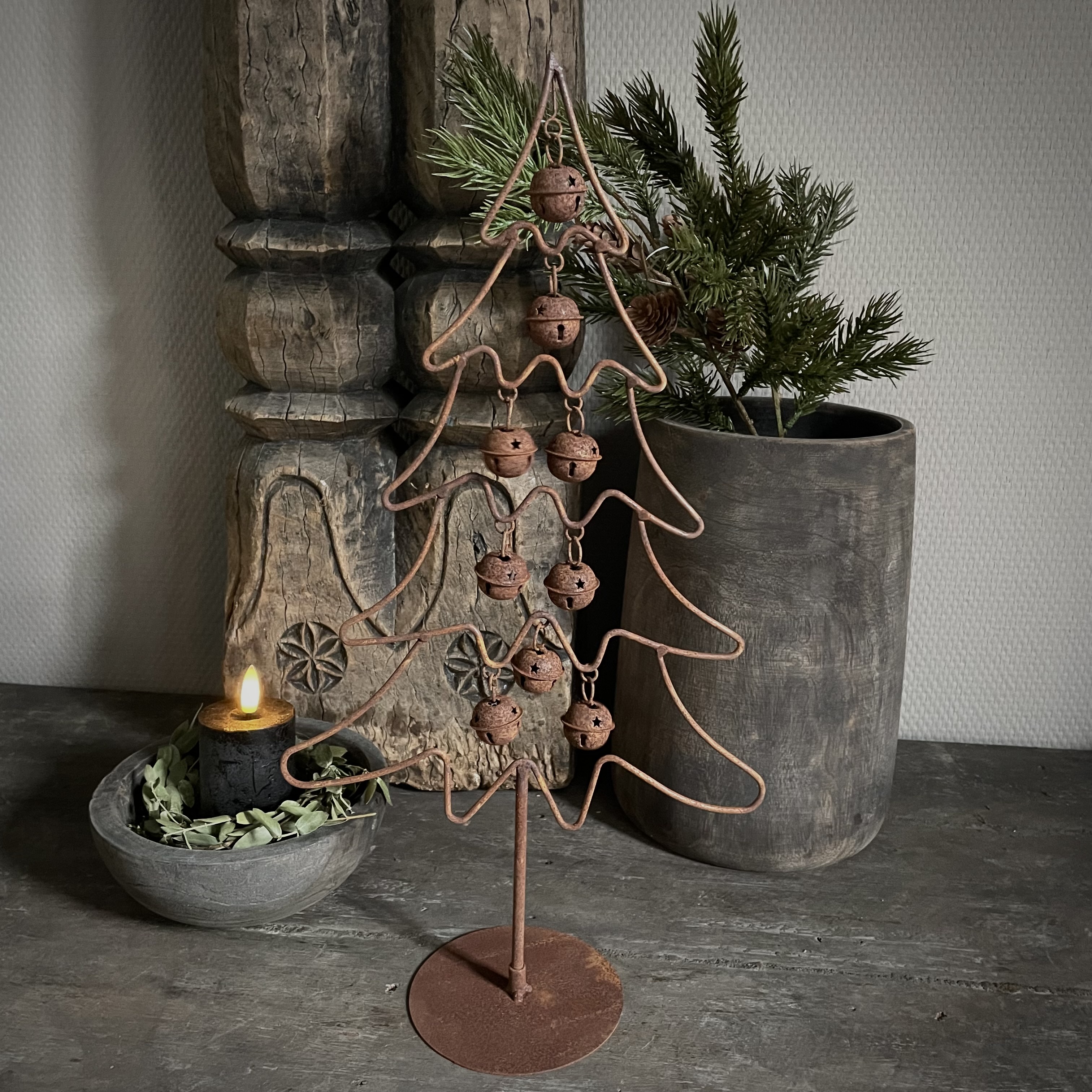 Roestige boom met belletjes (H 40,5 cm)