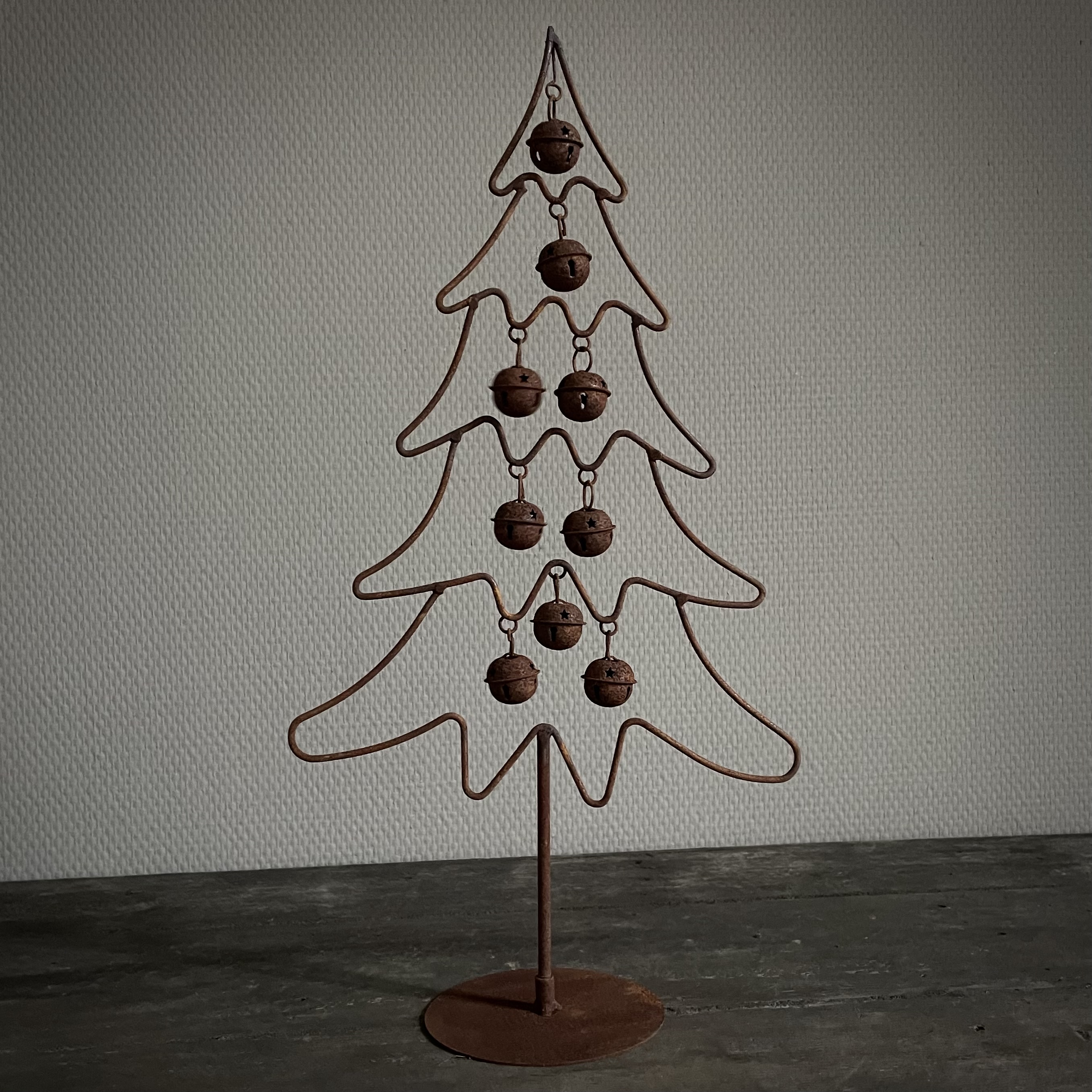 Roestige boom met belletjes (H 40,5 cm)
