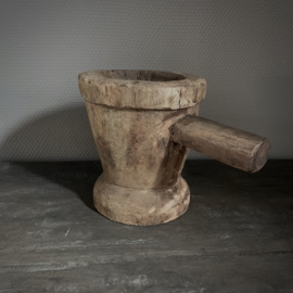Houten 'vijzel' kandelaar (L 23,5)