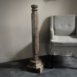 Oude Indische pilaar (H 100 cm.)