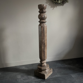 Oude Indische pilaar (H 112 cm.)