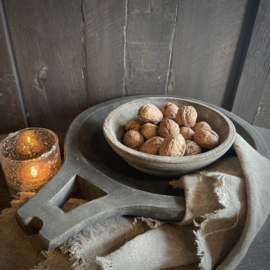 Vergrijsde houten schaal met greep ( L 38 cm.)