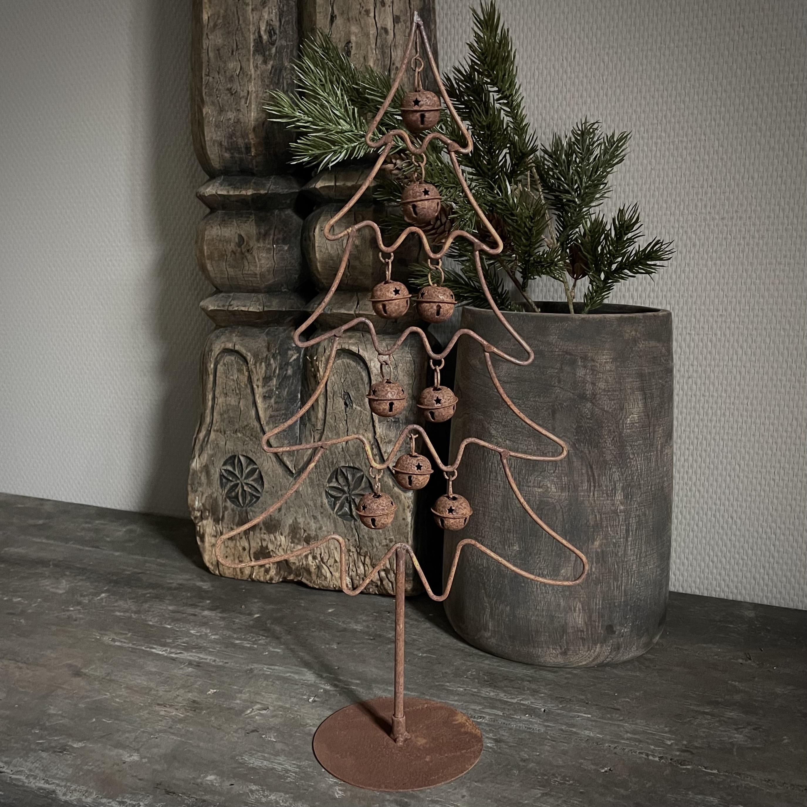 Roestige boom met belletjes (H 40,5 cm)
