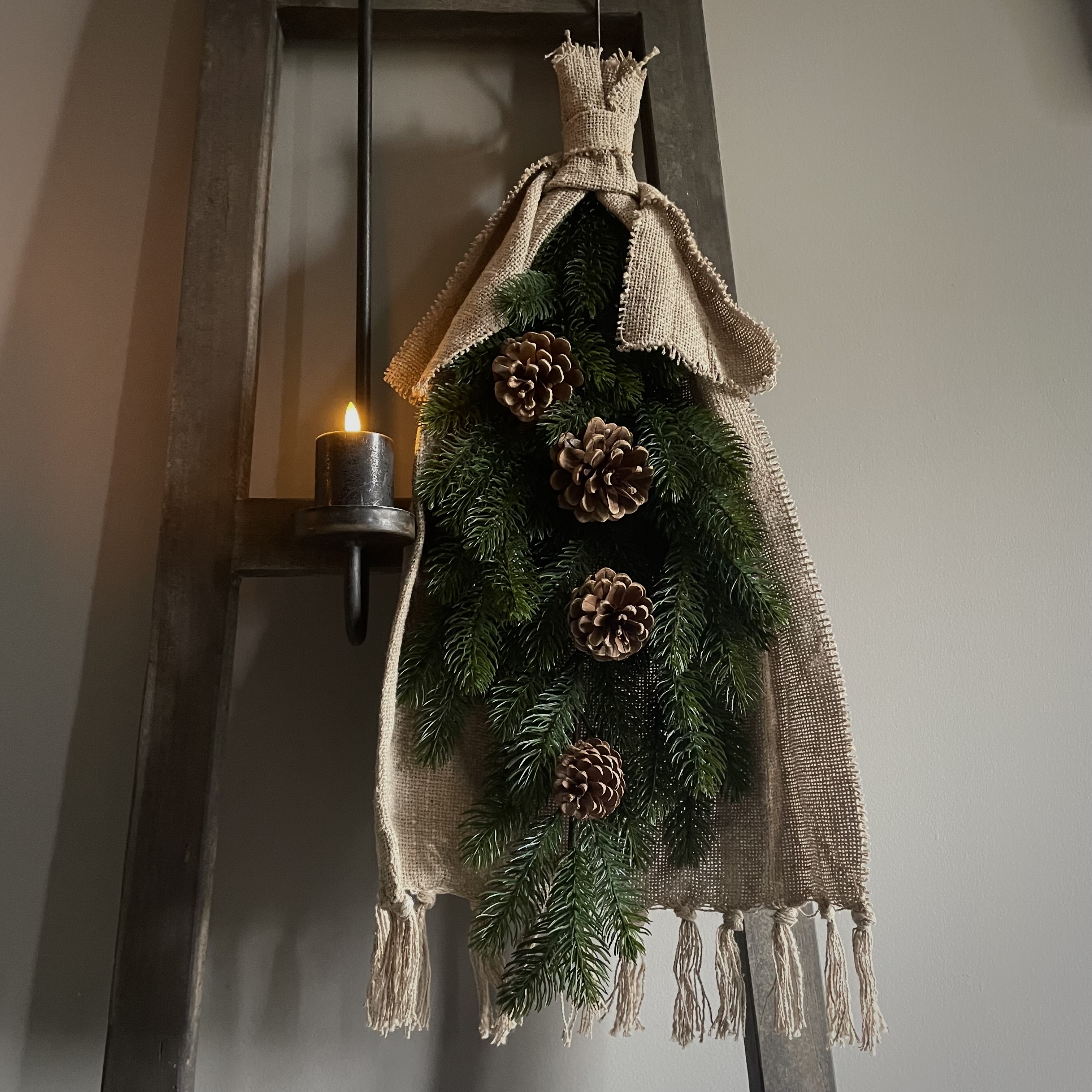 XL Toef 'kunst' met dennenappels en katoen (L 65 cm)