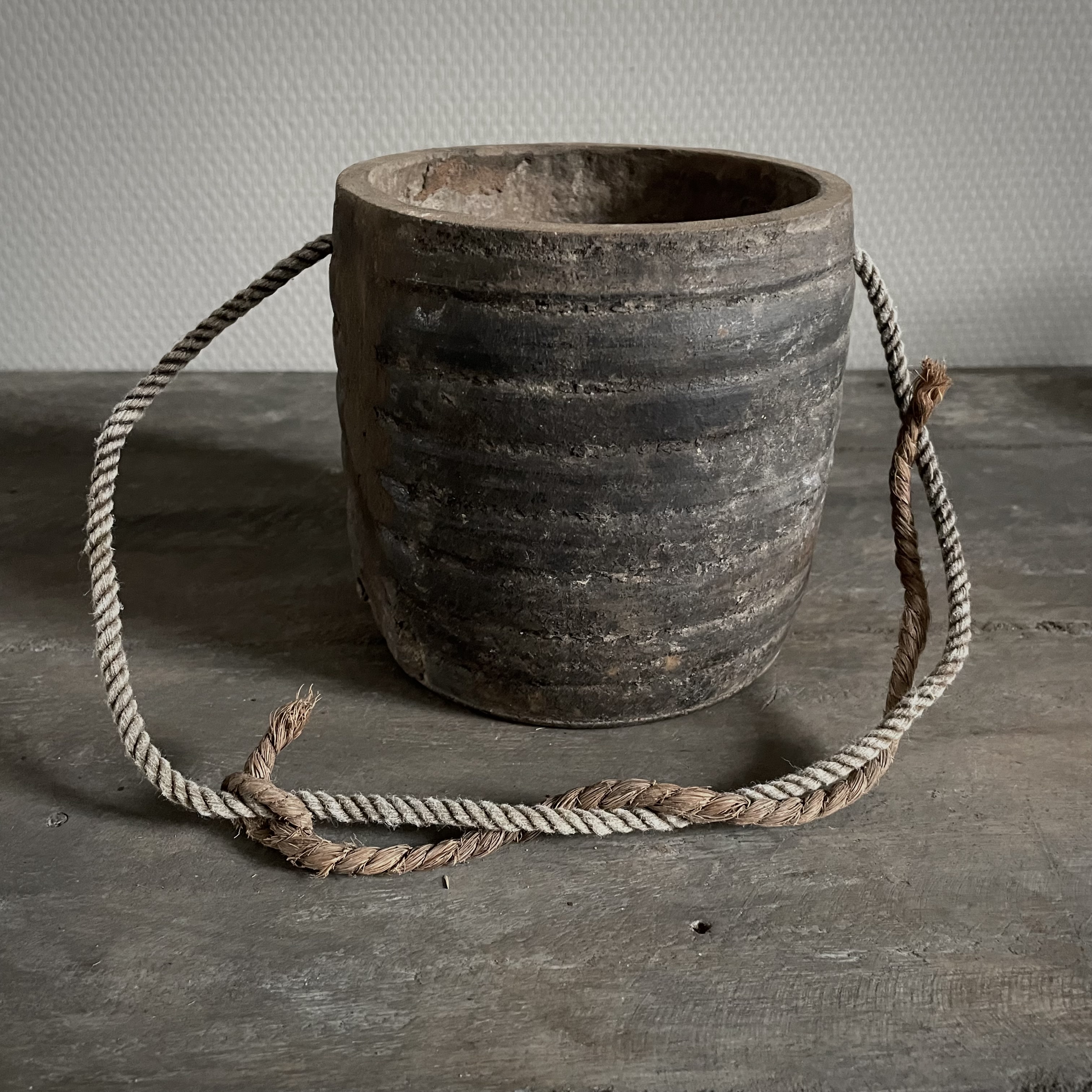 Oud Nepalees potje (H 12,5 cm)