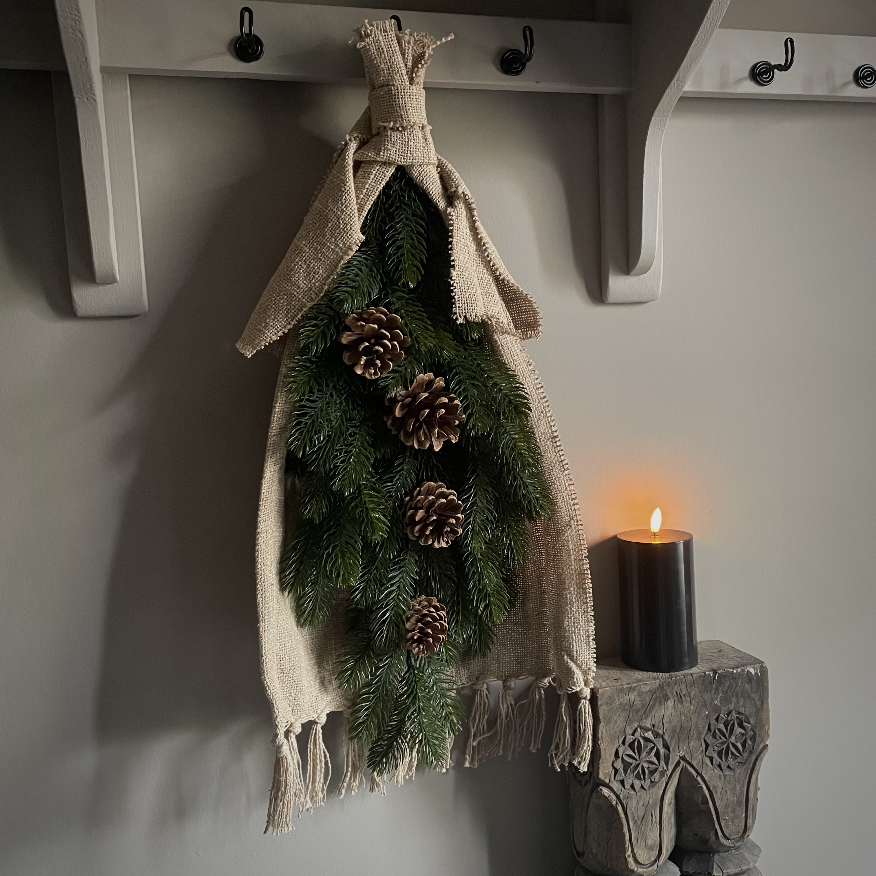 XL Toef 'kunst' met dennenappels en katoen (L 65 cm)