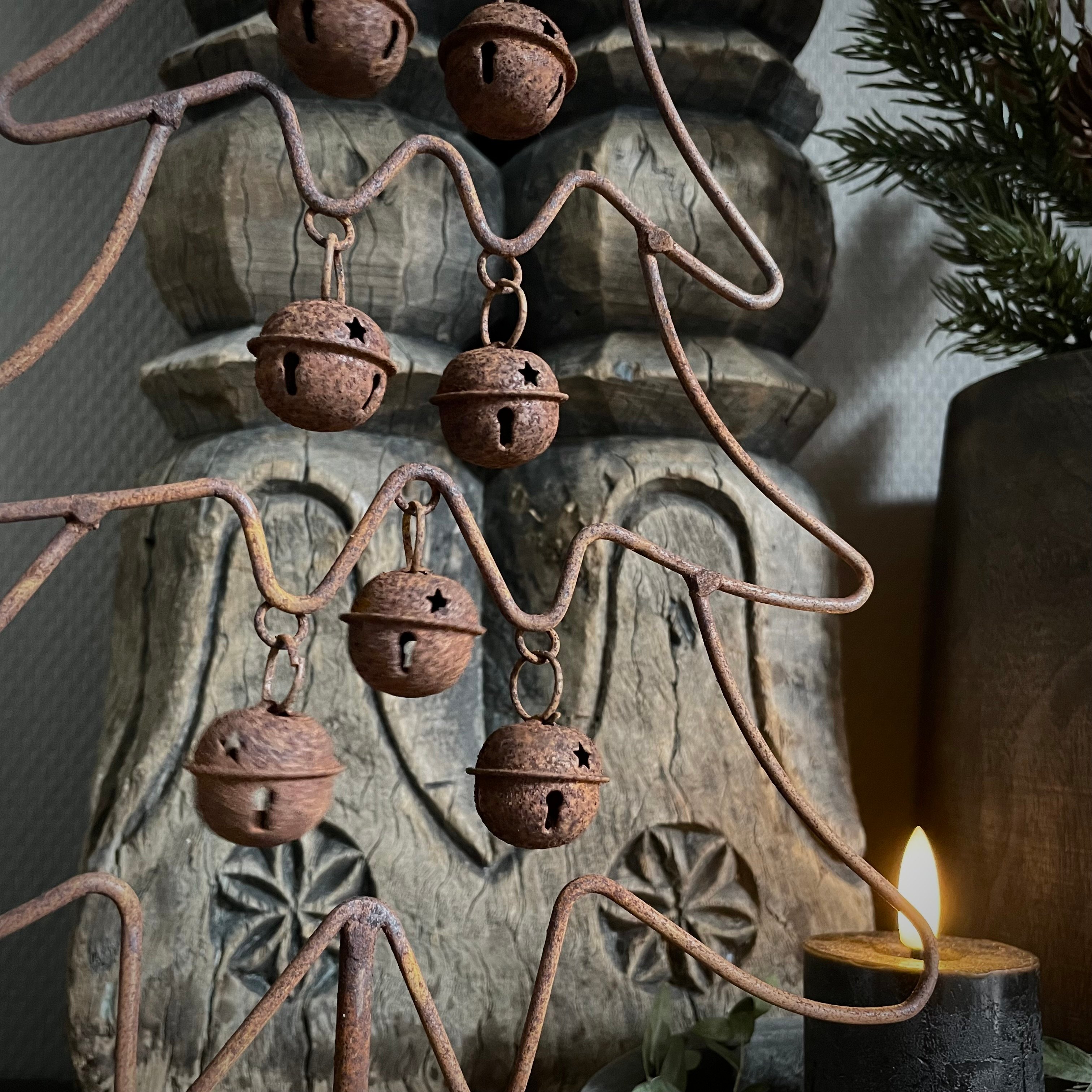 Roestige boom met belletjes (H 40,5 cm)