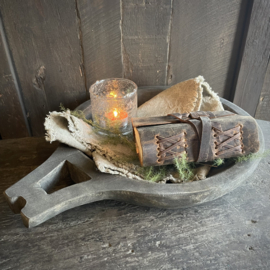 Vergrijsde houten schaal met greep ( L 38 cm.)