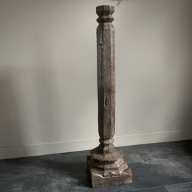 Oude Indische pilaar (H 100 cm.)