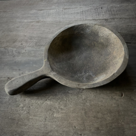 Vergrijsde houten schaal ( L 45,5 cm.)