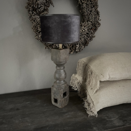 Unieke houten balusterlamp inclusief kap  (H 51 cm)