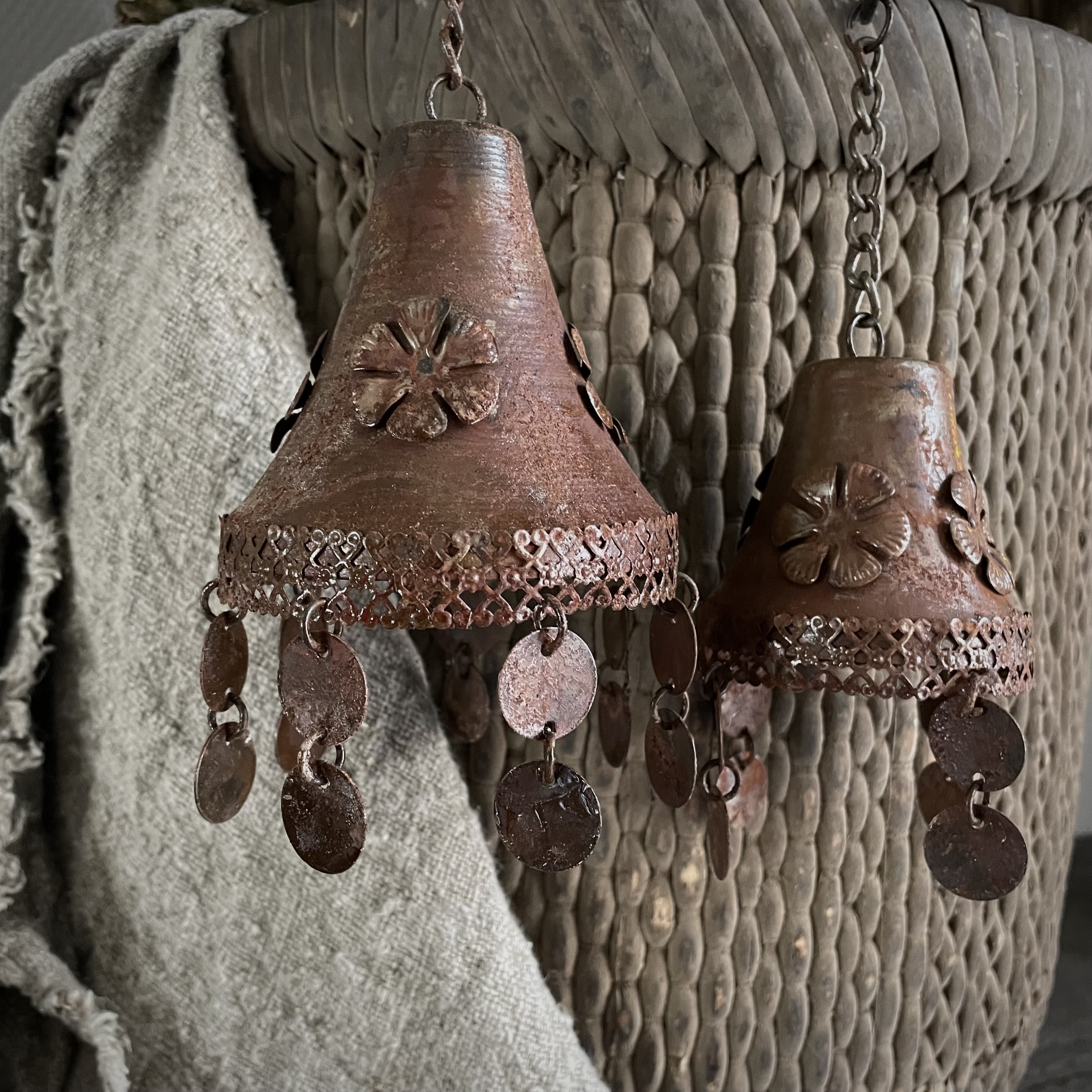 Metalen bel/ klok met ketting en muntjes (S)